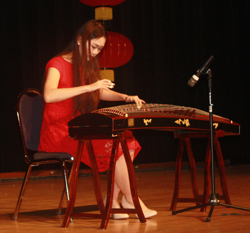 Zijuan Fan on guzheng