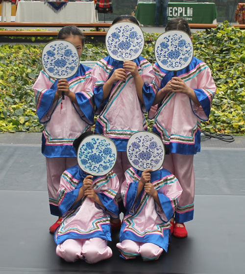 Young girls from Cleveland Contemporary Chinese Culture Association