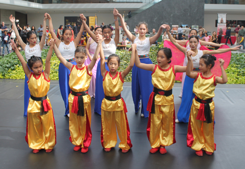 Ling Yun Rising Star Acrobatics