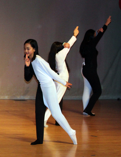 dancers from the Westlake Chinese Cultural Association 