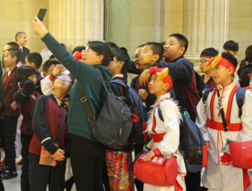 Schuicheyuan Primary School visitors to Cleveland City Hall