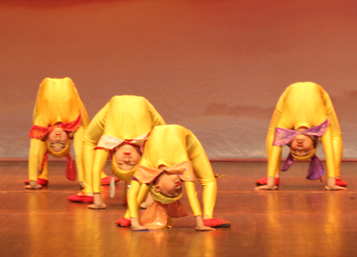 The LingYun Rising Star Dance School and Cleveland Contemporary Chines School performers