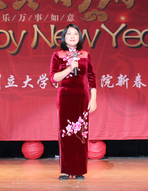 Confucius Institute Visiting Professor Shunqin Li sang this song to celebrate the New Year. 