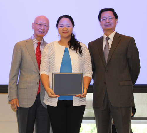 Dr. Anthony Yen and Dr. Jianping Zhu present award to teacher