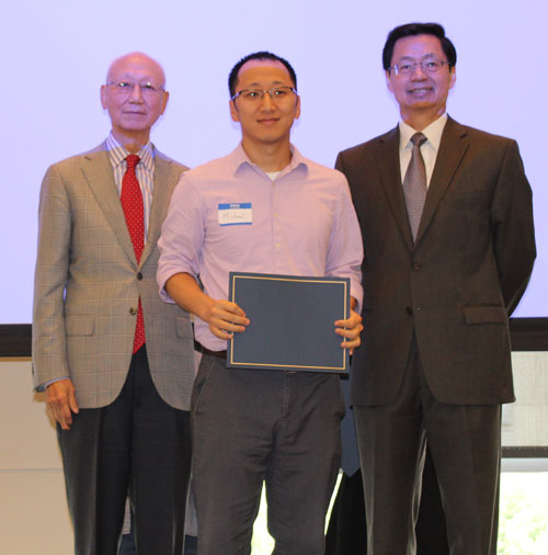 Dr. Anthony Yen and Dr. Jianping Zhu present award to teacher