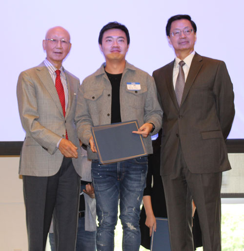 Dr. Anthony Yen and Dr. Jianping Zhu present award to teacher