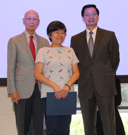 Dr. Anthony Yen and Dr. Jianping Zhu present award to teacher