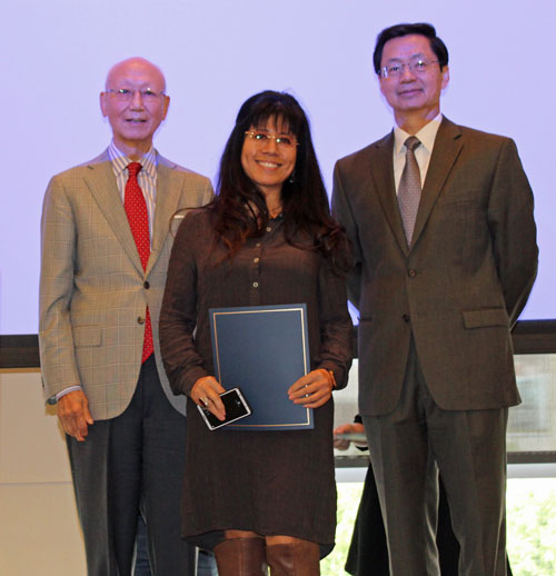 Dr. Anthony Yen and Dr. Jianping Zhu present award to teacher