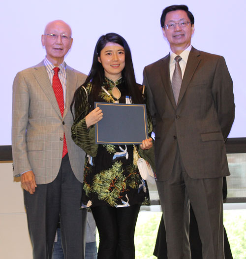 Dr. Anthony Yen and Dr. Jianping Zhu present award to teacher