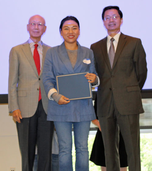 Dr. Anthony Yen and Dr. Jianping Zhu present award to teacher