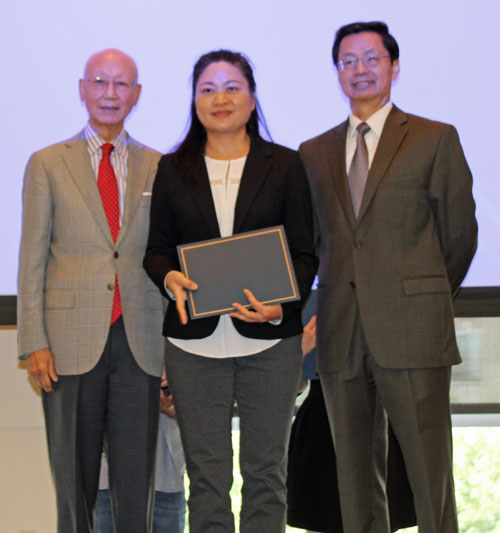 Dr. Anthony Yen and Dr. Jianping Zhu present award to teacher