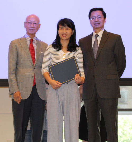 Dr. Anthony Yen and Dr. Jianping Zhu present award to teacher