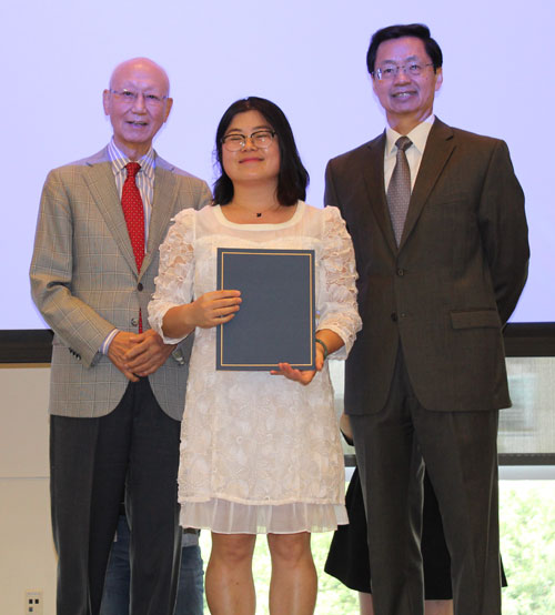 Dr. Anthony Yen and Dr. Jianping Zhu present award to teacher