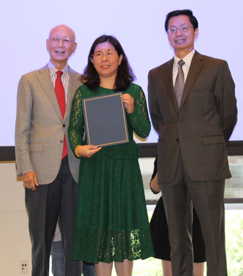 Dr. Anthony Yen and Dr. Jianping Zhu present award to teacher