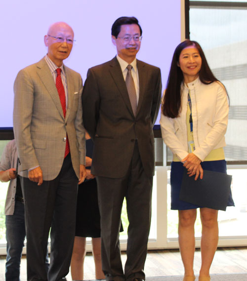 Dr. Anthony Yen and Dr. Jianping Zhu present award to teacher