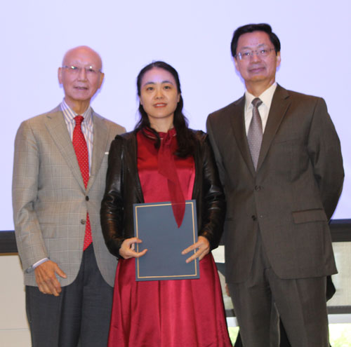 Dr. Anthony Yen and Dr. Jianping Zhu present award to teacher