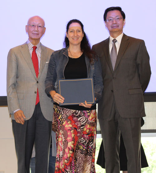 Dr. Anthony Yen and Dr. Jianping Zhu present award to teacher