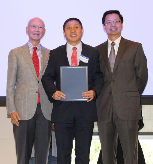 Dr. Anthony Yen and Dr. Jianping Zhu present award to teacher