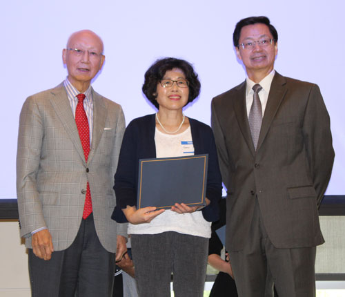 Dr. Anthony Yen and Dr. Jianping Zhu present award to teacher