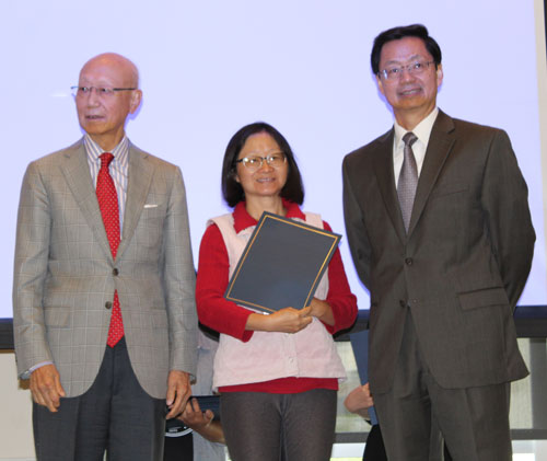 Dr. Anthony Yen and Dr. Jianping Zhu present award to teacher