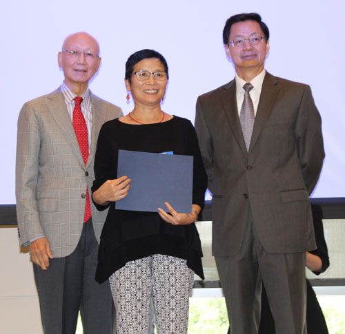 Dr. Anthony Yen and Dr. Jianping Zhu present award to teacher