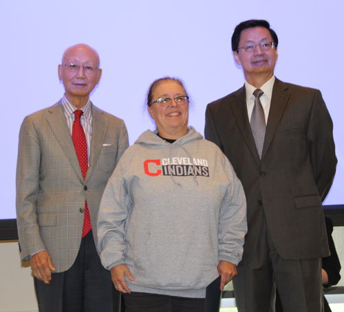 Dr. Anthony Yen and Dr. Jianping Zhu present award to teacher