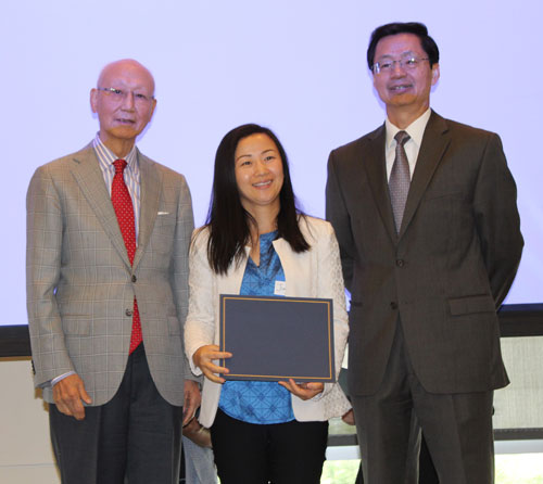 Dr. Anthony Yen and Dr. Jianping Zhu present award to teacher