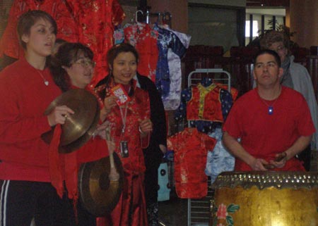 Kwan family - Chinese Lion Dance 