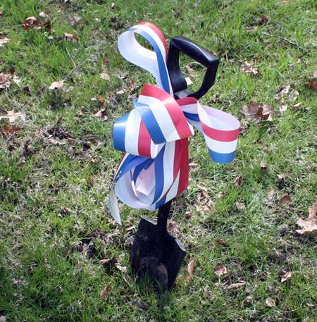 Shovel with Croatian flag ribbon
