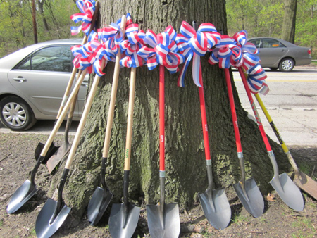 Shovels with Croatian flag ribbon