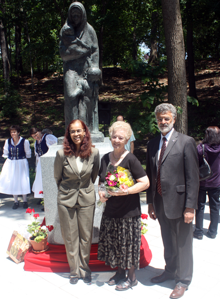 Yvonne Conwell, Mrs Joseph Turkaly and Mayor Frank Jackson