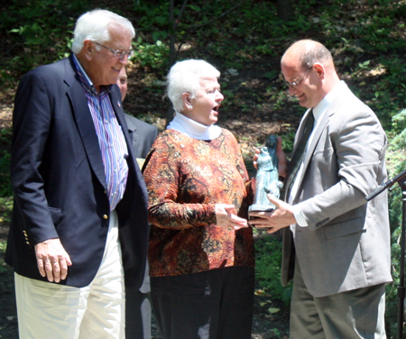 Tom Turkaly presented a replica of the Immigrant Mother statue to Mr and Mrs Ed Lozick