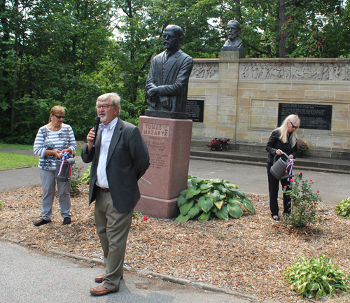 representatives of the Czech, Slovak, Rusin, Finnish, Latvian, Estonian and Lithuanian communities to symbolically water the roses planted in front of the statue of Masaryk