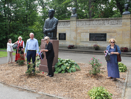 representatives of the Czech, Slovak, Rusin, Finnish, Latvian, Estonian and Lithuanian communities to symbolically water the roses planted in front of the statue of Masaryk