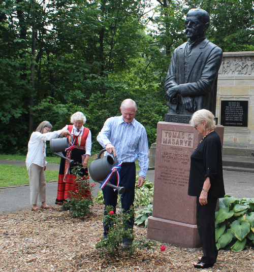 representatives of the Czech, Slovak, Rusin, Finnish, Latvian, Estonian and Lithuanian communities to symbolically water the roses planted in front of the statue of Masaryk