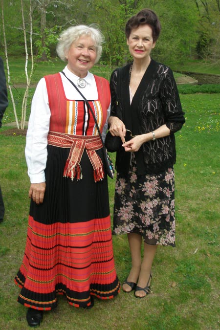 Estonian and British representatives in Cultural Gardens in Cleveland, Ohio (photos by Dan Hanson)