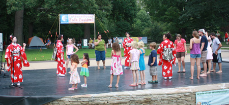 Sho-jo-ji Japanese Dancers teach the audience