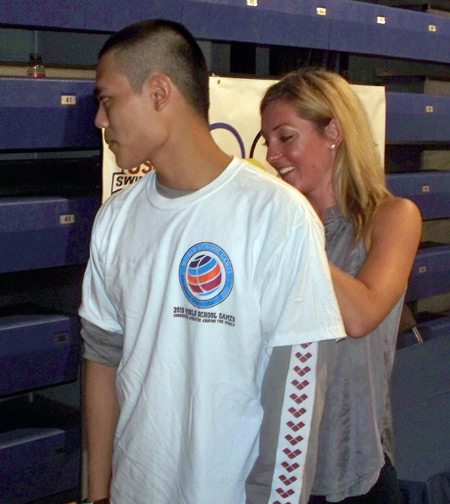 Diana Munz signs a fan's shirt
