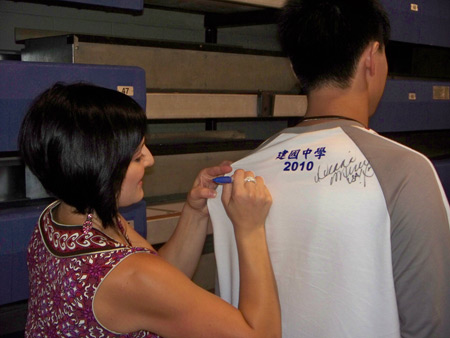 Dominique Moceanu signs a student athletes shirt