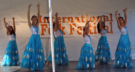 Peacock dance from Cleveland Contemporary Chinese Culture Association (CCCCA) Art Troupe