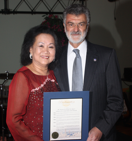 Gia Hoa Ryan and Mayor Frank Jackson