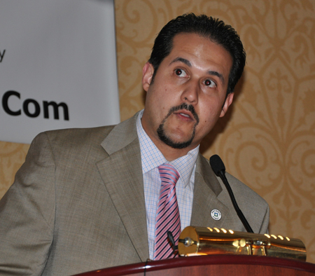 Andres Gonzalez inducts Luis Martinez