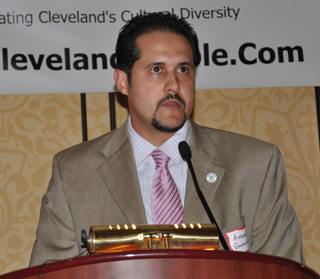 Andres Gonzalez inducts Luis Martinez
