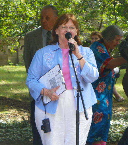 Sheila Murphy Crawford introduces her dancers