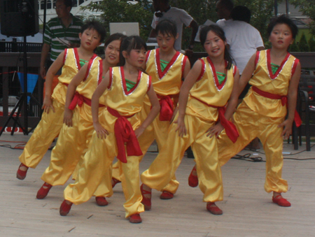 Dance by young Chinese Americans in Cleveland