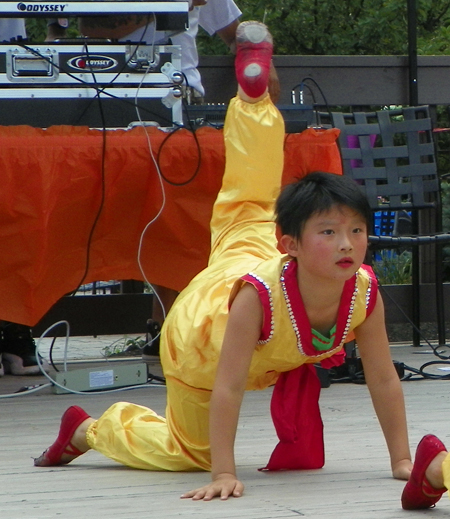 Dance by young Chinese Americans in Cleveland