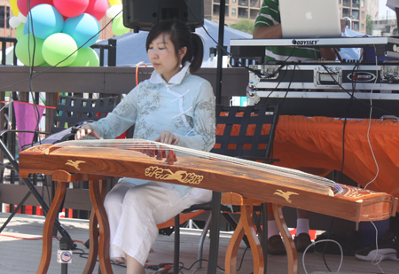 Linna Jacobson playing guzheng, Chinese zither, in Cleveland