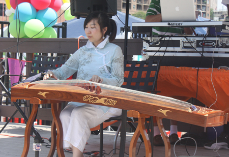 Linna Jacobson playing guzheng, Chinese zither, in Cleveland