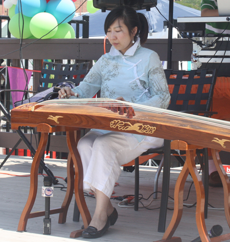 Linna Jacobson playing guzheng, Chinese zither, in Cleveland