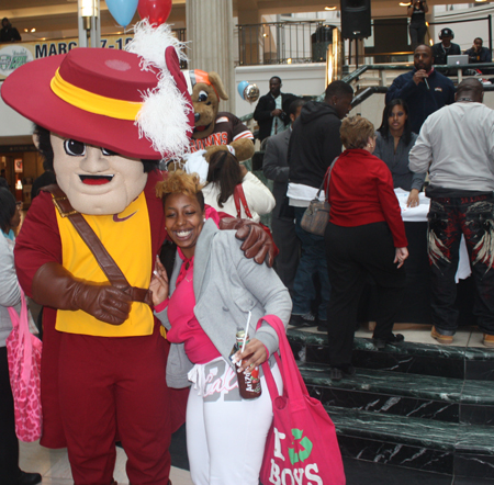 Cleveland Cavs mascot Sir CC and fan